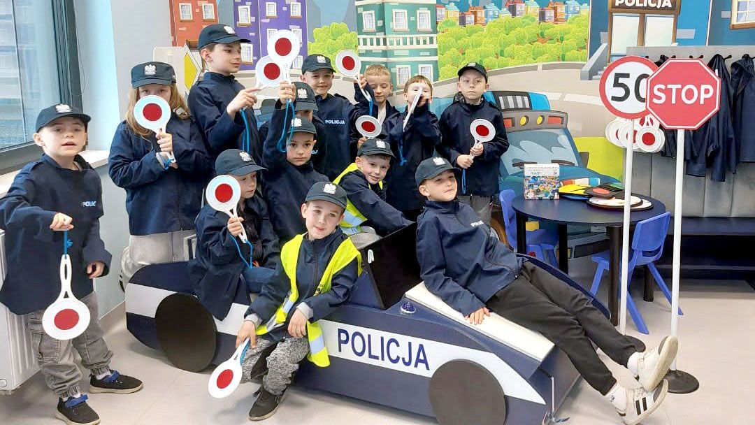Bezpiecznie na drodze – wizyta pierwszoklasistów w Komisariacie Policji