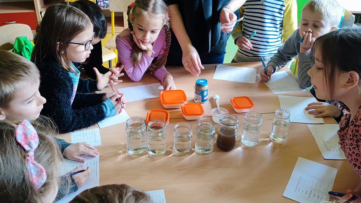 Eksperymenty z rozpuszczalnością w klasie 1b